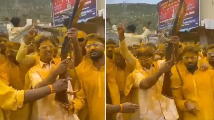 കർണാടകയിൽ ക്ഷേത്രമേളയ്ക്കിടെ ആകാശത്തേക്ക് വെടിയുതിർത്ത ബിജെപി എംഎൽഎയുടെ മകനെതിരെ പോലീസ് കേസ് കർണാടകയിൽ ക്ഷേത്രമേളയ്ക്കിടെ ആകാശത്തേക്ക് വെടിയുതിർത്ത ബിജെപി എംഎൽഎയുടെ മകനെതിരെ പോലീസ് കേസ്