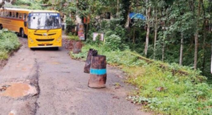 കൊടുമൺ കിഴക്ക് കുളത്തിനാൽ പാലം അപകടത്തിൽ ആയിട്ട് ദിവസങ്ങള് ; പുതിയ പാലം പണിയാനുള്ള പ്രവർത്തനങ്ങൾ ഒന്നുമായില്ല കൊടുമൺ കിഴക്ക് കുളത്തിനാൽ പാലം അപകടത്തിൽ ആയിട്ട് ദിവസങ്ങള് ; പുതിയ പാലം പണിയാനുള്ള പ്രവർത്തനങ്ങൾ ഒന്നുമായില്ല