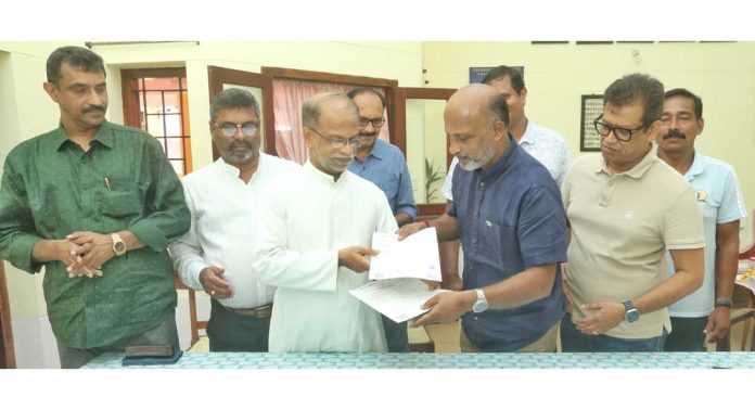 സെൻ്റ് സേവ്യേഴ്സ് കോളേജും കെ.സി.എയും തമ്മിലുള്ള കരാർ പുതുക്കി ; ഗ്രൗണ്ട് ലീസ് 17 വർഷത്തേക്ക് കൂടി നീട്ടി സെൻ്റ് സേവ്യേഴ്സ് കോളേജും കെ.സി.എയും തമ്മിലുള്ള കരാർ പുതുക്കി ; ഗ്രൗണ്ട് ലീസ് 17 വർഷത്തേക്ക് കൂടി നീട്ടി