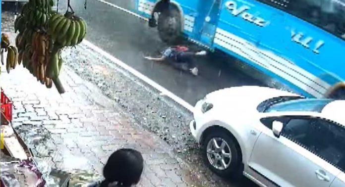 കാഞ്ഞിരപ്പള്ളിയിൽ ബസിൽ നിന്നും വിദ്യാർത്ഥിനി റോഡിലേയ്ക്ക് തെറിച്ച് വീണു കാഞ്ഞിരപ്പള്ളിയിൽ ബസിൽ നിന്നും വിദ്യാർത്ഥിനി റോഡിലേയ്ക്ക് തെറിച്ച് വീണു