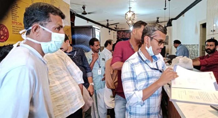 ജനങ്ങളെ വിഡ്ഢികളാക്കാൻ ഭക്ഷ്യ സുരക്ഷാ, ആരോഗ്യ വകുപ്പുകളുടെ പരിശോധന : കുറ്റം കണ്ടെത്തിയ സ്ഥാപനങ്ങളുടെ പേരുകൾ മുക്കി ജനങ്ങളെ വിഡ്ഢികളാക്കാൻ ഭക്ഷ്യ സുരക്ഷാ, ആരോഗ്യ വകുപ്പുകളുടെ പരിശോധന : കുറ്റം കണ്ടെത്തിയ സ്ഥാപനങ്ങളുടെ പേരുകൾ മുക്കി