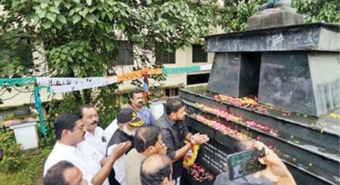 കാർഗിൽ വിജയത്തോടനുബന്ധിച്ച് പത്തനംതിട്ട യുദ്ധസ്മാരകത്തിൽ ബിജെപി പുഷ്പാർച്ചന നടത്തി കാർഗിൽ വിജയത്തോടനുബന്ധിച്ച് പത്തനംതിട്ട യുദ്ധസ്മാരകത്തിൽ ബിജെപി പുഷ്പാർച്ചന നടത്തി