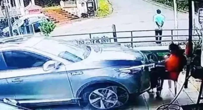 നാല് വയസുകാരന്റെ മരണത്തിനിടയാക്കിയ ഇലക്ട്രിക് ചാർജിങ്ങ് സ്റ്റേഷനിലെ അപകടത്തിൽ ഇടിച്ച കാർ കസ്റ്റഡിയിലെടുത്തു നാല് വയസുകാരന്റെ മരണത്തിനിടയാക്കിയ ഇലക്ട്രിക് ചാർജിങ്ങ് സ്റ്റേഷനിലെ അപകടത്തിൽ ഇടിച്ച കാർ കസ്റ്റഡിയിലെടുത്തു