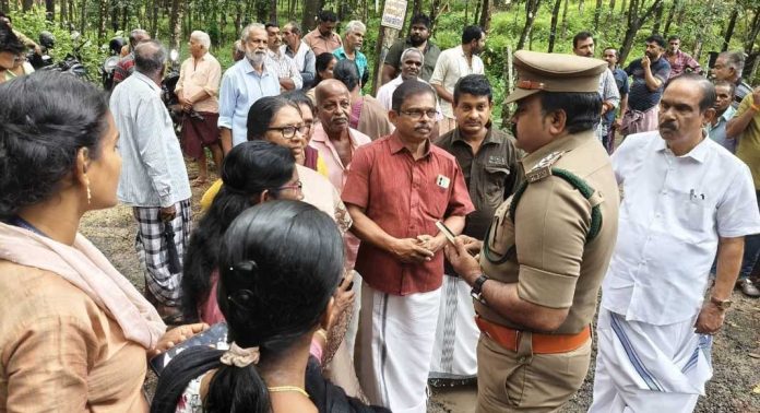 കാട്ടാന ശല്യം അതിരൂക്ഷമായ വടശ്ശേരിക്കര പഞ്ചായത്തിലെ വിവിധ മേഖലകളില് ആനയെ തുരത്താന് നടപടിയുമായി വനംവകുപ്പ് കാട്ടാന ശല്യം അതിരൂക്ഷമായ വടശ്ശേരിക്കര പഞ്ചായത്തിലെ വിവിധ മേഖലകളില് ആനയെ തുരത്താന് നടപടിയുമായി വനംവകുപ്പ്