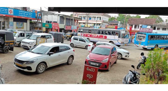റാന്നി പെരുമ്പുഴ ബസ് സ്റ്റാൻഡിൽ സ്വകാര്യ വാഹനങ്ങളുടെ അനധികൃത പാർക്കിംങ് റാന്നി പെരുമ്പുഴ ബസ് സ്റ്റാൻഡിൽ സ്വകാര്യ വാഹനങ്ങളുടെ അനധികൃത പാർക്കിംങ്