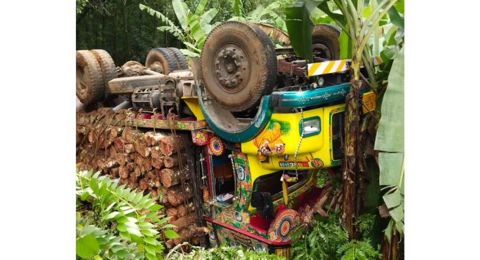 റാന്നിയിൽ അമിതഭാരത്തില് തടികയറ്റി ഗ്രാമീണ റോഡിലൂടെത്തിയ ലോറി വശം ഇടിഞ്ഞ് തലകീഴായി മറിഞ്ഞു റാന്നിയിൽ അമിതഭാരത്തില് തടികയറ്റി ഗ്രാമീണ റോഡിലൂടെത്തിയ ലോറി വശം ഇടിഞ്ഞ് തലകീഴായി മറിഞ്ഞു
