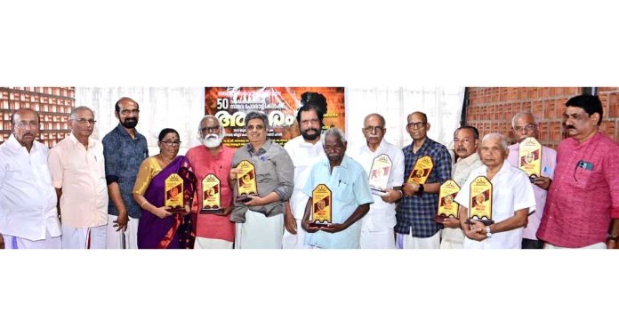 അടിയന്തരാവസ്ഥയുടെ 50-ാം വാർഷികത്തിൽ സമര പോരാളികളെ സി.പി.ഐ (എം) ജില്ലാ കമ്മിറ്റി ഓഫീസ് ബ്രാഞ്ചിൻ്റെ നേതൃത്വത്തിൽ ആദരിച്ചു അടിയന്തരാവസ്ഥയുടെ 50-ാം വാർഷികത്തിൽ സമര പോരാളികളെ സി.പി.ഐ (എം) ജില്ലാ കമ്മിറ്റി ഓഫീസ് ബ്രാഞ്ചിൻ്റെ നേതൃത്വത്തിൽ ആദരിച്ചു