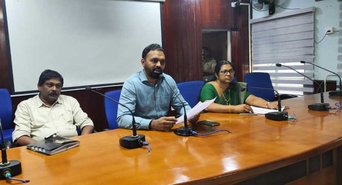 തദ്ദേശ തിരഞ്ഞെടുപ്പ് : വോട്ടര്പട്ടികയില് ഓഗസ്റ്റ് ഏഴ് വരെ പേര് ചേര്ക്കാമെന്ന് ജില്ലാ കളക്ടര് തദ്ദേശ തിരഞ്ഞെടുപ്പ് : വോട്ടര്പട്ടികയില് ഓഗസ്റ്റ് ഏഴ് വരെ പേര് ചേര്ക്കാമെന്ന് ജില്ലാ കളക്ടര്