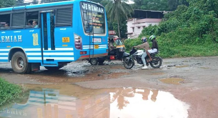 ഇട്ടിയപ്പാറ ബൈപാസിൽ നിന്നും ബസ് സ്റ്റാൻഡിലേക്കുള്ള റോഡിന്റെ തകർച്ച മൂലം വാഹനങ്ങള്ക്കും കാൽനടയാത്രക്കാർക്കും ദുരിതമാകുന്നു ഇട്ടിയപ്പാറ ബൈപാസിൽ നിന്നും ബസ് സ്റ്റാൻഡിലേക്കുള്ള റോഡിന്റെ തകർച്ച മൂലം വാഹനങ്ങള്ക്കും കാൽനടയാത്രക്കാർക്കും ദുരിതമാകുന്നു