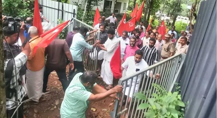 കോന്നി ചെങ്കുളം പാറമടയുടെ ഗേറ്റ് സി പി എം പൊളിച്ചു നീക്കി കോന്നി ചെങ്കുളം പാറമടയുടെ ഗേറ്റ് സി പി എം പൊളിച്ചു നീക്കി