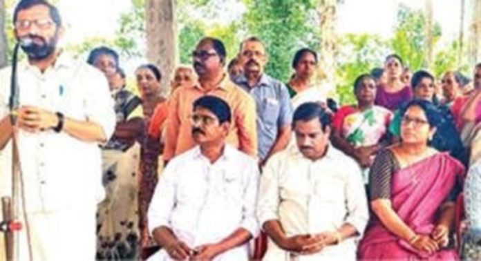 കണ്ണനാംകുഴി ശ്രീകൃഷ്ണസ്വാമീക്ഷേത്രത്തിലെ അലങ്കാരഗോപുരം സമർപ്പിച്ചു കണ്ണനാംകുഴി ശ്രീകൃഷ്ണസ്വാമീക്ഷേത്രത്തിലെ അലങ്കാരഗോപുരം സമർപ്പിച്ചു