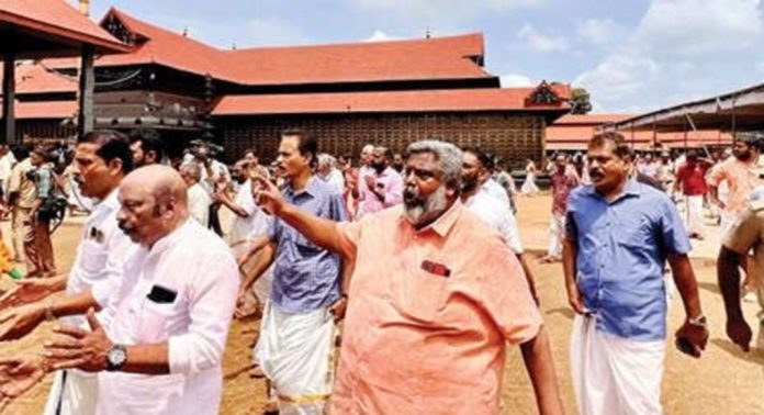 വഞ്ചിപ്പാട്ട് പാടി പള്ളിയോടസേവാസംഘം പ്രതിഷേധിച്ചു വഞ്ചിപ്പാട്ട് പാടി പള്ളിയോടസേവാസംഘം പ്രതിഷേധിച്ചു