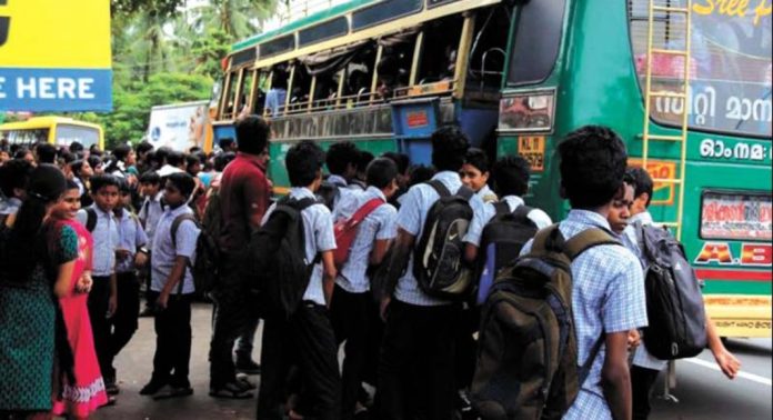 കോഴിക്കോട് സ്വകാര്യ ബസ് കണ്ടക്ടറുടെ മോശം പെരുമാറ്റത്തിനെതിരെ പരാതിയുമായി വിദ്യാര്ത്ഥികള് കോഴിക്കോട് സ്വകാര്യ ബസ് കണ്ടക്ടറുടെ മോശം പെരുമാറ്റത്തിനെതിരെ പരാതിയുമായി വിദ്യാര്ത്ഥികള്