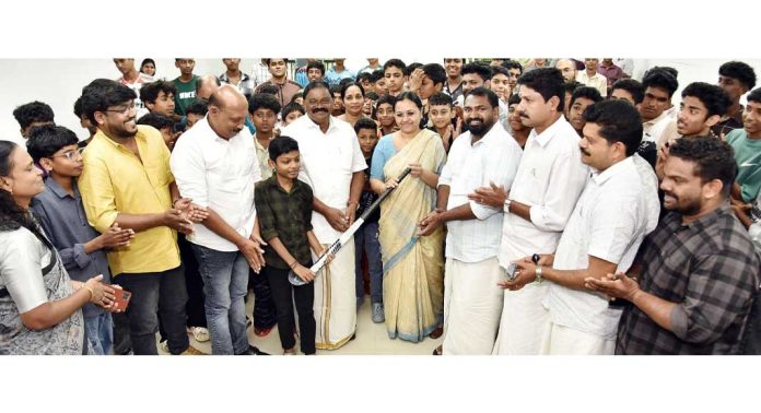 സൗജന്യ ഹോക്കി സ്റ്റിക്ക് വിതരണം ; ആരോഗ്യമന്ത്രി വീണ ജോർജ് ഉദ്ഘാടനം ചെയ്തു സൗജന്യ ഹോക്കി സ്റ്റിക്ക് വിതരണം ; ആരോഗ്യമന്ത്രി വീണ ജോർജ് ഉദ്ഘാടനം ചെയ്തു