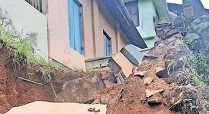 അപകടാവസ്ഥയില് നെല്ലിക്കാല കാരംവേലി ഗവ.എൽപി സ്കൂള് ചുറ്റുമതില് അപകടാവസ്ഥയില് നെല്ലിക്കാല കാരംവേലി ഗവ.എൽപി സ്കൂള് ചുറ്റുമതില്