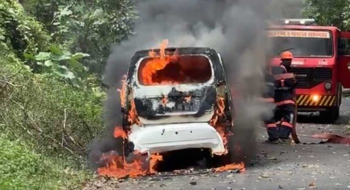 കോന്നിയ്ക്ക് സമീപം ഓടിക്കൊണ്ടിരുന്ന മാരുതി കാറിന് തീപിടിച്ചു കോന്നിയ്ക്ക് സമീപം ഓടിക്കൊണ്ടിരുന്ന മാരുതി കാറിന് തീപിടിച്ചു