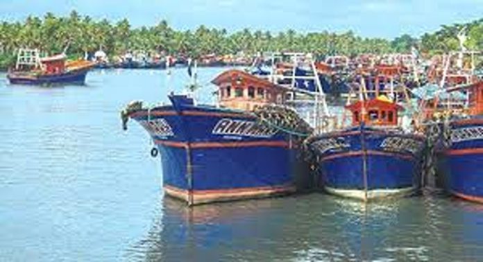 കേരള-കർണാടക – ലക്ഷദ്വീപ് തീരങ്ങളിൽ ജൂലൈ 19 വരെ മത്സ്യബന്ധനത്തിന് പോകാൻ പാടില്ല കേരള-കർണാടക – ലക്ഷദ്വീപ് തീരങ്ങളിൽ ജൂലൈ 19 വരെ മത്സ്യബന്ധനത്തിന് പോകാൻ പാടില്ല