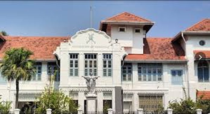 വരാപ്പുഴ അതിരൂപതയുടെ ഭൂമി വ്യാജ രേഖകൾ ചമച്ച് മറിച്ച് വിറ്റെന്ന പരാതിയിൽ ജില്ലാകലക്ടർക്കെതിരെ കേസ് വരാപ്പുഴ അതിരൂപതയുടെ ഭൂമി വ്യാജ രേഖകൾ ചമച്ച് മറിച്ച് വിറ്റെന്ന പരാതിയിൽ ജില്ലാകലക്ടർക്കെതിരെ കേസ്