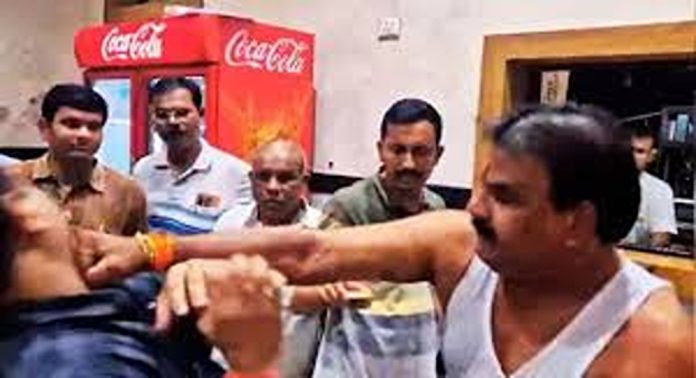ഭക്ഷണത്തിന്റെ ഗുണനിലവാരത്തെച്ചൊല്ലി സർക്കാർ ജീവനക്കാരനെ കാന്റീനിലിട്ട് തല്ലി ശിവസേന എംഎൽഎ ഭക്ഷണത്തിന്റെ ഗുണനിലവാരത്തെച്ചൊല്ലി സർക്കാർ ജീവനക്കാരനെ കാന്റീനിലിട്ട് തല്ലി ശിവസേന എംഎൽഎ