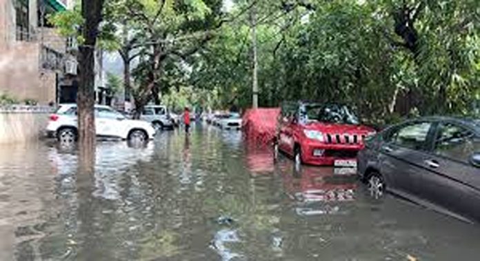 ഡൽഹിയിൽ കനത്ത മഴയെ തുടർന്ന് വിവിധ സ്ഥലങ്ങളിൽ വെള്ളക്കെട്ട് ഡൽഹിയിൽ കനത്ത മഴയെ തുടർന്ന് വിവിധ സ്ഥലങ്ങളിൽ വെള്ളക്കെട്ട്