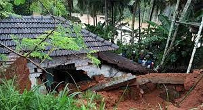 മലപ്പുറം വഴിക്കടവില് കൂറ്റന് മരം കടപുഴകി വീടിന് മുകളില് വീണു മലപ്പുറം വഴിക്കടവില് കൂറ്റന് മരം കടപുഴകി വീടിന് മുകളില് വീണു