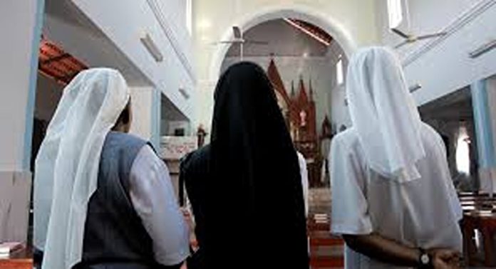 ഛത്തീസ്ഗഡിൽ മതപരിവര്ത്തനം ആരോപിച്ച് കന്യാസ്ത്രീകൾക്ക് നേരെ ബജ്രംഗ്ദൾ പ്രവര്ത്തകരുടെ അതിക്രമം ഛത്തീസ്ഗഡിൽ മതപരിവര്ത്തനം ആരോപിച്ച് കന്യാസ്ത്രീകൾക്ക് നേരെ ബജ്രംഗ്ദൾ പ്രവര്ത്തകരുടെ അതിക്രമം