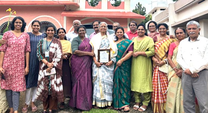 ഡോക്ടേഴ്സ് ദിനത്തില് മുതിർന്ന വനിതാ ഡോക്ടർ ശബരിക്ക് ഫലകവും പൊന്നാടയും നല്കി ആദരിച്ചു ഡോക്ടേഴ്സ് ദിനത്തില് മുതിർന്ന വനിതാ ഡോക്ടർ ശബരിക്ക് ഫലകവും പൊന്നാടയും നല്കി ആദരിച്ചു