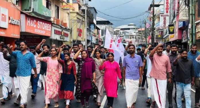 കൊടുമണ്ണില് കുടുംബം ആത്മഹത്യയ്ക്ക് ശ്രമിച്ച സംഭവം ; ഡി.വൈ.എഫ്.ഐ പ്രകടനം നടത്തി കൊടുമണ്ണില് കുടുംബം ആത്മഹത്യയ്ക്ക് ശ്രമിച്ച സംഭവം ; ഡി.വൈ.എഫ്.ഐ പ്രകടനം നടത്തി
