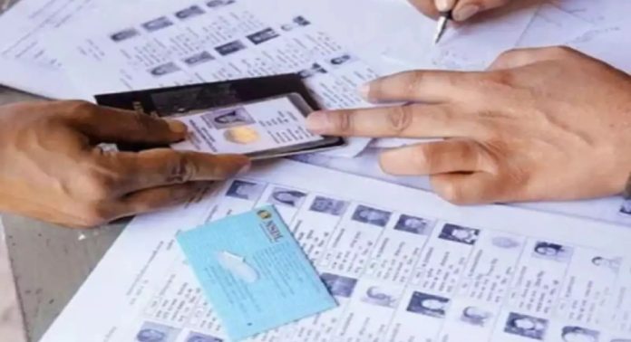 കേരളത്തിലും തീവ്ര വോട്ടർ പട്ടിക പരിഷ്കരണം ; അടുത്ത മാസം മുതൽ എസ്ഐആർ നടപടികൾ തുടങ്ങിയേക്കുമെന്ന് റിപ്പോര്ട്ട് കേരളത്തിലും തീവ്ര വോട്ടർ പട്ടിക പരിഷ്കരണം ; അടുത്ത മാസം മുതൽ എസ്ഐആർ നടപടികൾ തുടങ്ങിയേക്കുമെന്ന് റിപ്പോര്ട്ട്
