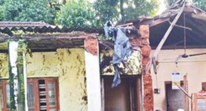 ഏനാത്ത് മഹാദേവര് ക്ഷേത്രത്തിനു സമീപം വീട് തകര്ന്നു വീണു ഏനാത്ത് മഹാദേവര് ക്ഷേത്രത്തിനു സമീപം വീട് തകര്ന്നു വീണു