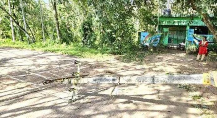 ഏനാത്ത് അങ്കണവാടിക്ക് മുന്നിൽ വൈദ്യുതി പോസ്റ്റുകൾ ഒടിഞ്ഞുവീണു ഏനാത്ത് അങ്കണവാടിക്ക് മുന്നിൽ വൈദ്യുതി പോസ്റ്റുകൾ ഒടിഞ്ഞുവീണു