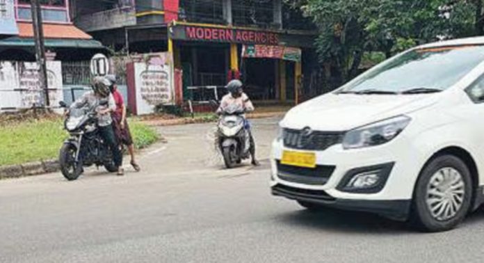 സുരക്ഷാ സംവിധാനങ്ങളില്ലാതെ ഏനാത്ത് സൊസൈറ്റി പടി സുരക്ഷാ സംവിധാനങ്ങളില്ലാതെ ഏനാത്ത് സൊസൈറ്റി പടി