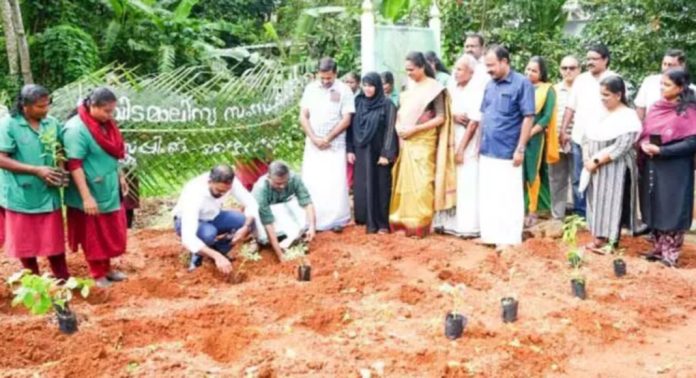 ഭക്ഷണമാലിന്യം ജൈവവളമാക്കി മാറ്റി ഹരിതകർമ്മ സേന ഭക്ഷണമാലിന്യം ജൈവവളമാക്കി മാറ്റി ഹരിതകർമ്മ സേന