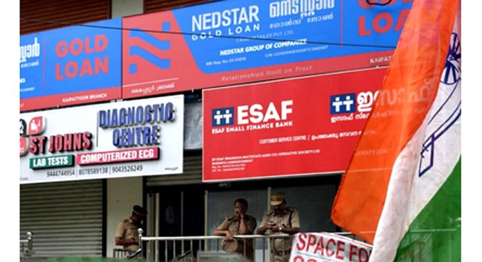 ഇസാഫ് ബാങ്കിന്റെ ഭീഷണിയെത്തുടര്ന്നുള്ള ആത്മഹത്യ ; നരഹത്യയ്ക്ക് കേസ് എടുക്കണമെന്നും പ്രതികളെ അറസ്റ്റ് ചെയ്യണമെന്നും കോൺഗ്രസ് കൊടുമൺ മണ്ഡലം കമ്മറ്റി ഇസാഫ് ബാങ്കിന്റെ ഭീഷണിയെത്തുടര്ന്നുള്ള ആത്മഹത്യ ; നരഹത്യയ്ക്ക് കേസ് എടുക്കണമെന്നും പ്രതികളെ അറസ്റ്റ് ചെയ്യണമെന്നും കോൺഗ്രസ് കൊടുമൺ മണ്ഡലം കമ്മറ്റി