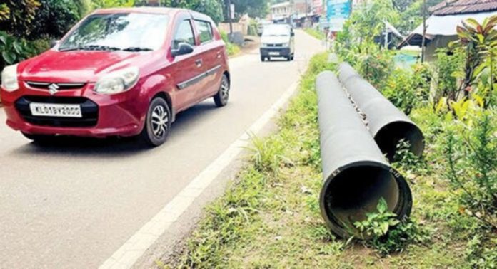 ഏഴംകുളം- ഏനാത്ത് മിനി ഹൈവേയിൽ വഴിമുടക്കി പൈപ്പുകൾ ഏഴംകുളം- ഏനാത്ത് മിനി ഹൈവേയിൽ വഴിമുടക്കി പൈപ്പുകൾ