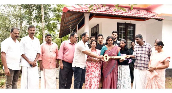 ഡോ. എം. എസ്. സുനിലിന്റെ 358 -മത് സ്നേഹഭവനം അനുവിനും കുടുംബത്തിനും ഡോ. എം. എസ്. സുനിലിന്റെ 358 -മത് സ്നേഹഭവനം അനുവിനും കുടുംബത്തിനും
