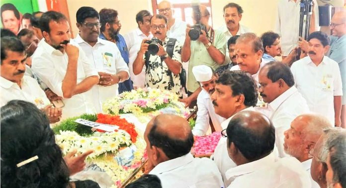 മുൻ കെ.പി.സി.സി പ്രസിഡന്റ് സി.വി പത്മരാജന്റെ ഭൗതീക ശരീരത്തിൽ ഡി.സി.സി അന്തിമോപചാരം അർപ്പിച്ചു മുൻ കെ.പി.സി.സി പ്രസിഡന്റ് സി.വി പത്മരാജന്റെ ഭൗതീക ശരീരത്തിൽ ഡി.സി.സി അന്തിമോപചാരം അർപ്പിച്ചു