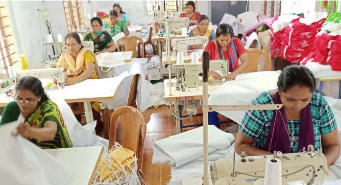 വിജയം തുന്നി പെണ്ക്കൂട്ടായ്മ ; തുണി സഞ്ചി നിര്മ്മാണത്തിലൂടെ വരുമാനവുമായി പന്തളം കുടുംബശ്രീ കൂട്ടായ്മ വിജയം തുന്നി പെണ്ക്കൂട്ടായ്മ ; തുണി സഞ്ചി നിര്മ്മാണത്തിലൂടെ വരുമാനവുമായി പന്തളം കുടുംബശ്രീ കൂട്ടായ്മ
