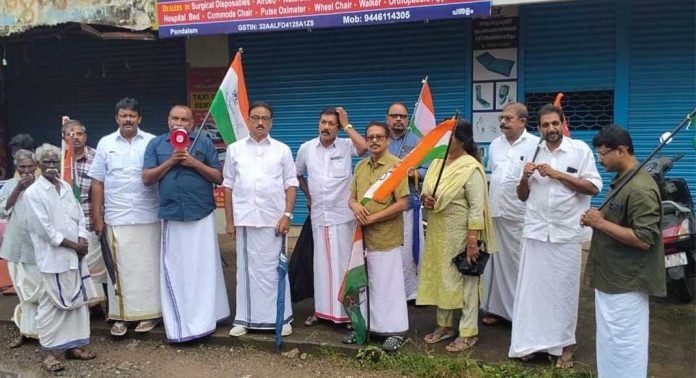 പന്തളം നഗരസഭ റോഡുകളിലെ കുണ്ടും കുഴികളും മാറ്റി സഞ്ചാരയോഗ്യമാക്കണം പന്തളം നഗരസഭ റോഡുകളിലെ കുണ്ടും കുഴികളും മാറ്റി സഞ്ചാരയോഗ്യമാക്കണം