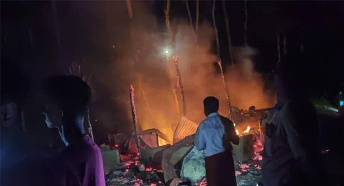 കൊല്ലത്ത് ഗ്യാസ് സിലിണ്ടർ പൊട്ടിത്തെറിച്ച് വീട് കത്തിനശിച്ചു കൊല്ലത്ത് ഗ്യാസ് സിലിണ്ടർ പൊട്ടിത്തെറിച്ച് വീട് കത്തിനശിച്ചു