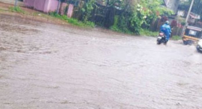 പരുമല റോഡിലെ വെള്ളക്കെട്ട് ; വലഞ്ഞ് വ്യാപാരികളും യാത്രക്കാരും പരുമല റോഡിലെ വെള്ളക്കെട്ട് ; വലഞ്ഞ് വ്യാപാരികളും യാത്രക്കാരും