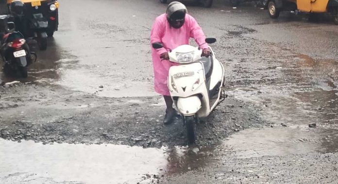 അത്തിക്കയം ജംങ്ഷനിലെ കുഴി ഇരുചക്ര വാഹന യാത്രക്കാര്ക്ക് ഭീഷണി അത്തിക്കയം ജംങ്ഷനിലെ കുഴി ഇരുചക്ര വാഹന യാത്രക്കാര്ക്ക് ഭീഷണി