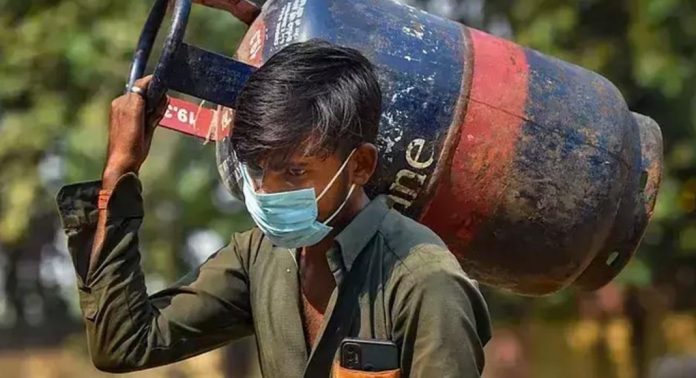 എൽപിജി വാണിജ്യ സിലിണ്ടറുകളുടെ വില വർധിപ്പിച്ചു എൽപിജി വാണിജ്യ സിലിണ്ടറുകളുടെ വില വർധിപ്പിച്ചു
