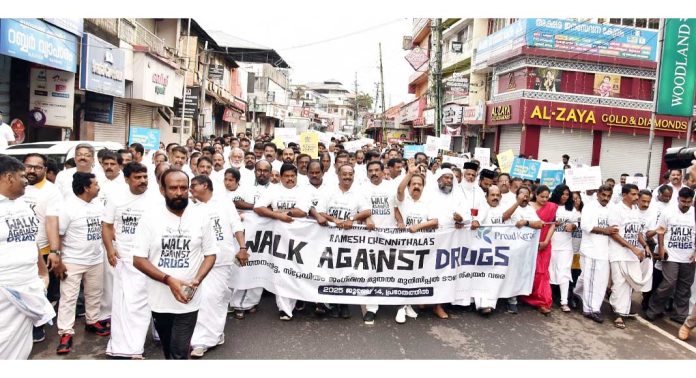 രമേശ് ചെന്നിത്തലയുടെ നേതൃത്വത്തില് ആവേശത്തിൻ്റെ ജനസാഗരം തീര്ത്ത് പത്തനംതിട്ടയില് ലഹരിവിരുദ്ധ റാലി രമേശ് ചെന്നിത്തലയുടെ നേതൃത്വത്തില് ആവേശത്തിൻ്റെ ജനസാഗരം തീര്ത്ത് പത്തനംതിട്ടയില് ലഹരിവിരുദ്ധ റാലി