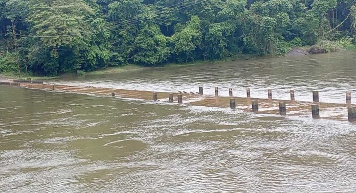 റാന്നി കുരുമ്പൻ മൂഴി കോസ് വേയിൽ വെള്ളം കയറി റാന്നി കുരുമ്പൻ മൂഴി കോസ് വേയിൽ വെള്ളം കയറി