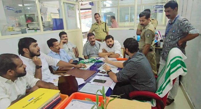 കെഎസ്ഇബി പെരുനാട് അസിസ്റ്റന്റ് എഞ്ചിനീയറെ തടഞ്ഞു വെച്ചു കെഎസ്ഇബി പെരുനാട് അസിസ്റ്റന്റ് എഞ്ചിനീയറെ തടഞ്ഞു വെച്ചു