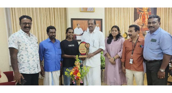 അണ്ടര് 17 ഇന്ത്യന് ഫുട്ബോള് ക്യാമ്പിലേക്ക് തിരഞ്ഞെടുക്കപ്പെട്ട എസ്. സോനയെ മന്ത്രി ഒ. ആര്. കേളു തിരുവനന്തപുരത്ത് ആദരിച്ചു അണ്ടര് 17 ഇന്ത്യന് ഫുട്ബോള് ക്യാമ്പിലേക്ക് തിരഞ്ഞെടുക്കപ്പെട്ട എസ്. സോനയെ മന്ത്രി ഒ. ആര്. കേളു തിരുവനന്തപുരത്ത് ആദരിച്ചു