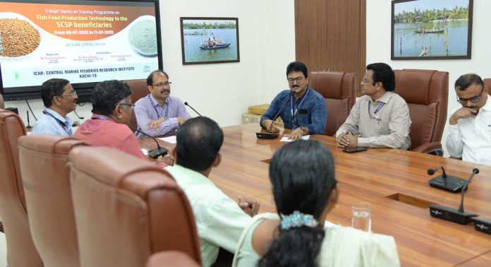 പട്ടാള ഈച്ചയുടെ ലാർവയിൽ നിന്ന് മത്സ്യതീറ്റ : പരിശീലനവുമായി സിഎംഎഫ്ആർഐ പട്ടാള ഈച്ചയുടെ ലാർവയിൽ നിന്ന് മത്സ്യതീറ്റ : പരിശീലനവുമായി സിഎംഎഫ്ആർഐ