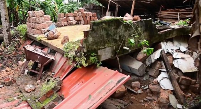 കനത്ത മഴയില് കൊല്ലം ശാസ്താംകോട്ടയില് കട ഇടിഞ്ഞു ഭൂമിയിലേക്ക് താഴ്ന്നു കനത്ത മഴയില് കൊല്ലം ശാസ്താംകോട്ടയില് കട ഇടിഞ്ഞു ഭൂമിയിലേക്ക് താഴ്ന്നു