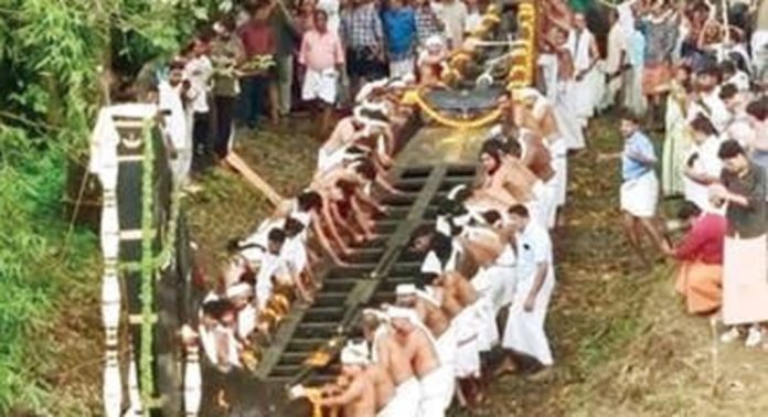 ഇടക്കുളം പള്ളിയോടം നീരണിഞ്ഞു ഇടക്കുളം പള്ളിയോടം നീരണിഞ്ഞു